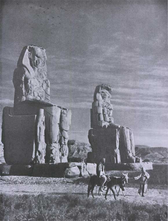 Колоссы Аменхотепа III («Колоссы Мемнона»). Известняк. XVIII династия. Конец 15 в. до. н. э.