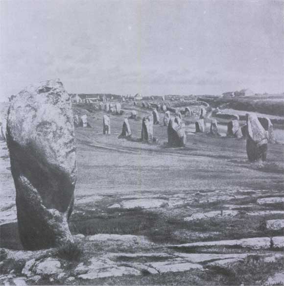 Аллея менгиров в Карнаке (Бретань). Начало эпохи бронзы.