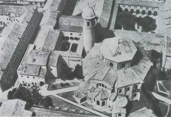 Церковь св. Виталия в Равенне. 540—547. Наружный вид.
