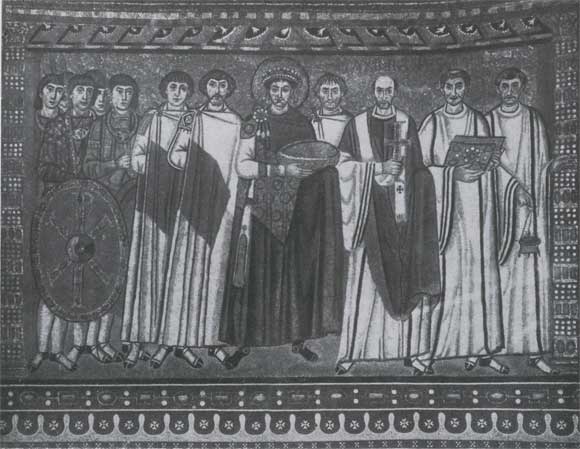Император Юстиниан со свитой. Мозаика церкви св. Виталия в Равенне. Ок. 547.