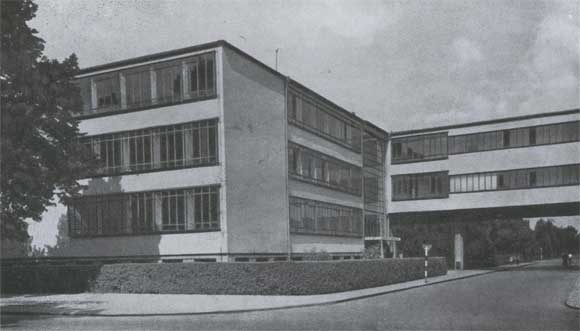 В. Гроппиус. Здание Баухауза в Дессау. 1925—1926.